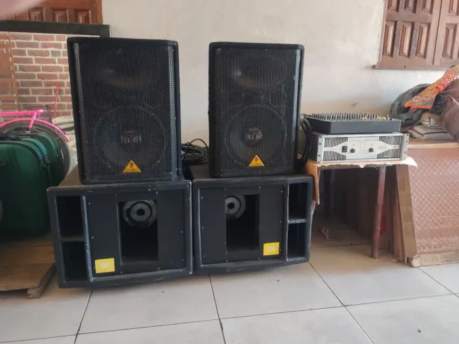 Vendo esse sistema de som potente 