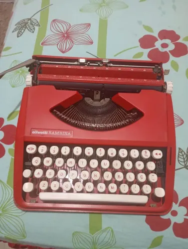Vendo máquina Olivetti bambina valor R$ 280.00
