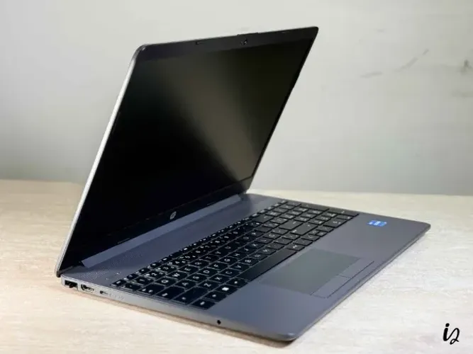 Notebook HP 250G9 Intel Core i3 1215U 8GB RAM 240GB SSD WinPro Teclado numérico