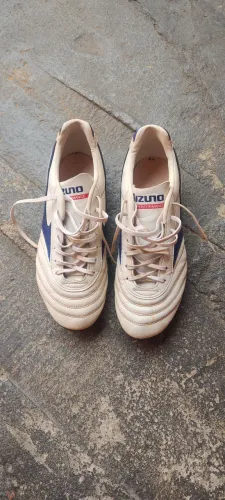 Chuteira de campo marca Mizuno