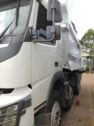 CAMINHÃO BASCULANTE VOLVO 8X4 - IMPECÁVEL