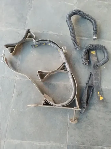 Vendo suporte para cilindros duplos de gás veicular, usado.