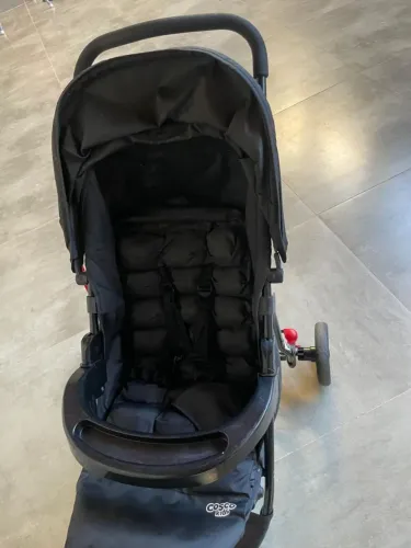 Carrinho bebê semi novo usado poucas vezes 