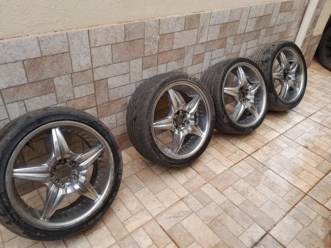 Vende um jogo de rodas aro 18 com um pneu bom