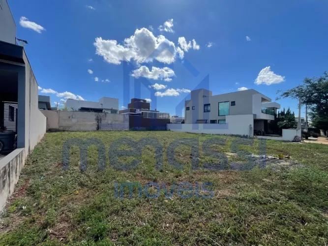 Terreno em condomínio, de ilha, excelente topografia, com 300 m² no Portal da Mata.