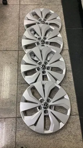 Rodas originais de ferro T-Cross Sense com calotas e parafusos