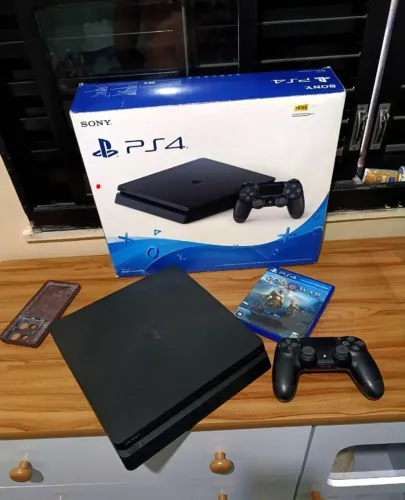 PS4 Slim Muito Novo Com Caixa + Jogos - Ac cartão