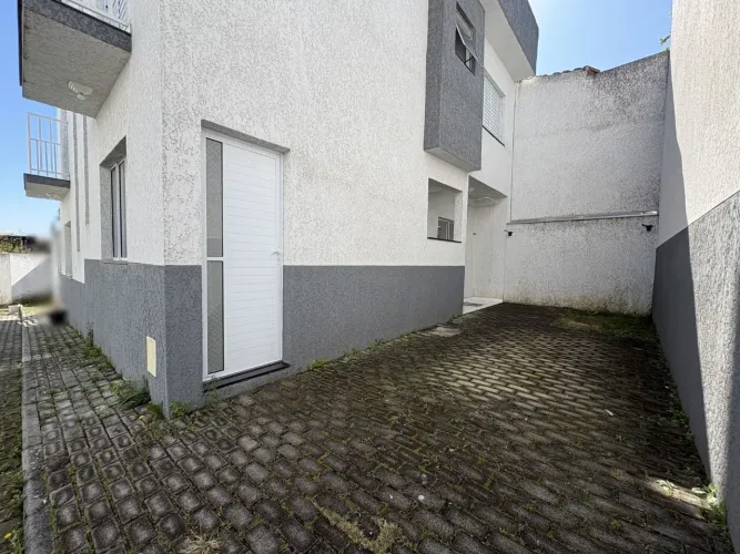 Sobrado em condomínio; Poá/SP; 2 dormitórios (1 com sacada pequena); sala de estar; lavabo