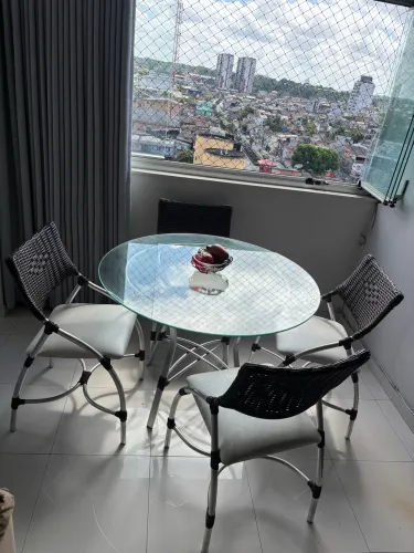 Mesa com 4 cadeiras