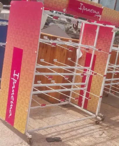 Prateleira expositora de havaianas