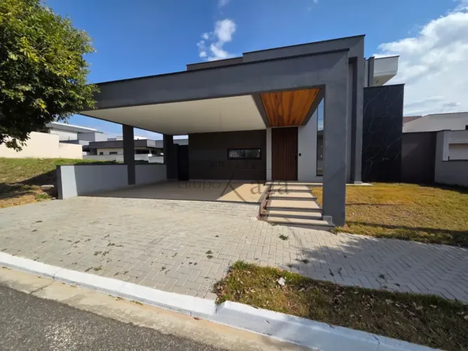 Casa Térrea em Condomínio - Reserva Aruanã - Loteamento Floresta - 3 Suítes - 156m².