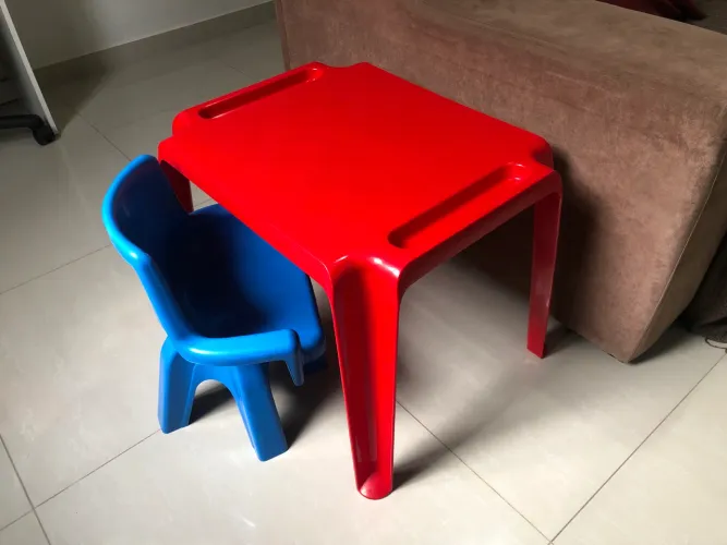 Mesa infantil com cadeira