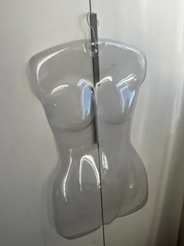 Cabide com silhuetas feminina 3D