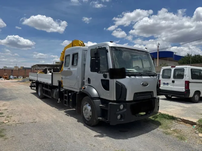 Caminhão ford cargo 1319