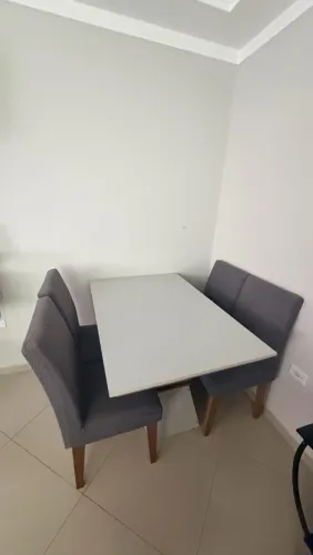 Estou vendendo minha mesa de jantar com 4 cadeiras