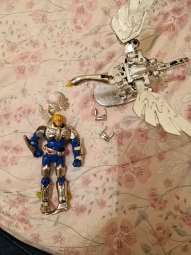 Boneco e armadura Cavaleiro do Zodíaco Cisne