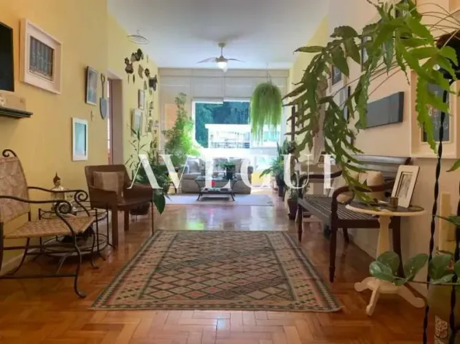 Apartamento em rua bucólica no Leblon, 3 Quartos, Vaga, Vista Verde