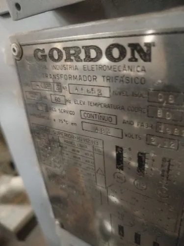 Transformador isolador 125kva 440v estrela 127-220 triângulo