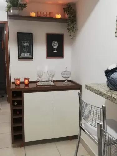Aparador Bar em MDF Sob Medida com Adega e Suporte para Taças