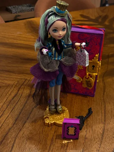 Ever After Hingh. Madeline Hatter Legancy Day Doll Mattel