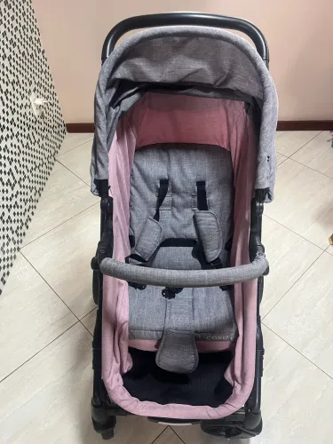 CARRINHO + BEBÊ CONFORTO + CADEIRINHA DE CARRO POPPY 3.0 COSCO TS COR ROSA COM CINZA
