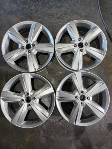 Vendo jogo de rodas aro 17 com pneus novos
