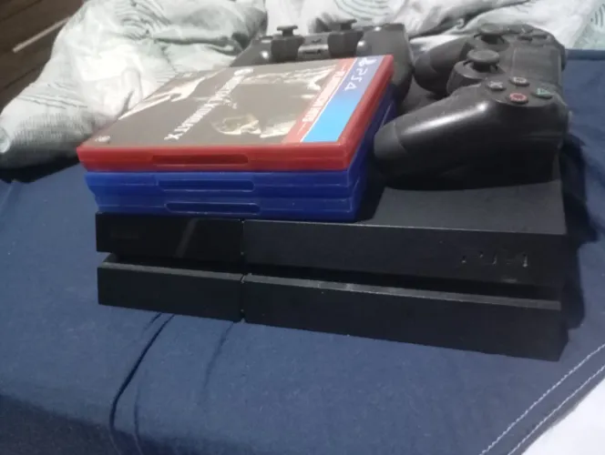 Ps4 inclui dois controles similares tanto o console quanto os controles em bom estado 