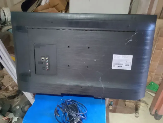 Vende-se tv, retirada de peças