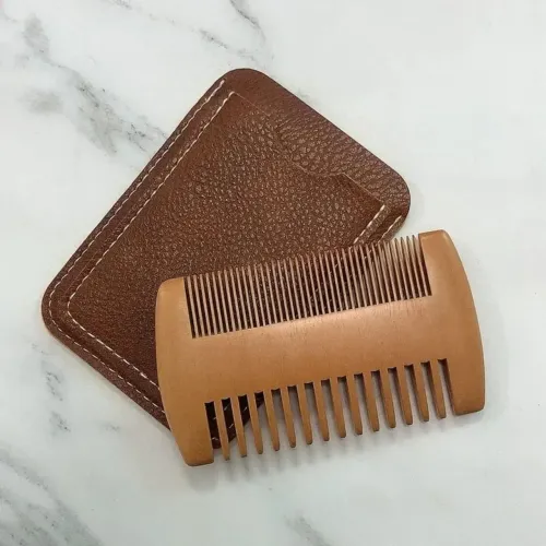 Pente de madeira para barba e cabelo. 