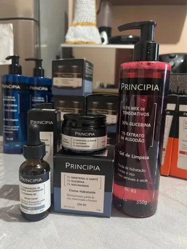 Kit principia contendo gel de limpeza, creme hidratante e sérum