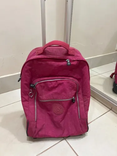 Mochila da Kipling de rodinha rosa, com pouco tempo de uso