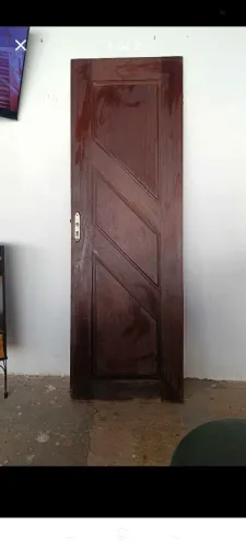 Vendo porta de madeira completa com caixa e lisar medindo 70x2. 10