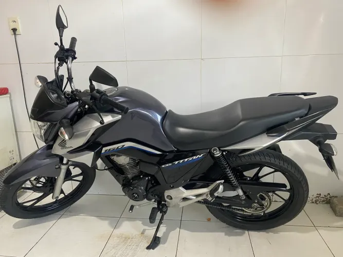 Titan 2022 único dono 38.00km 17.000$