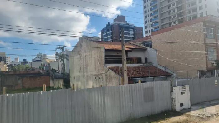 Casa a venda no bairro Estreito Floriaópolis SC.