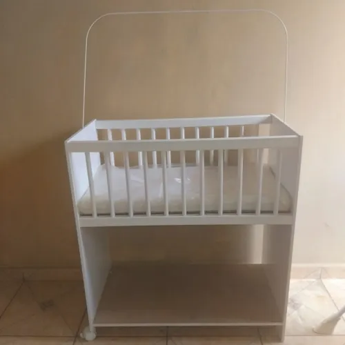 Berço e trocador.