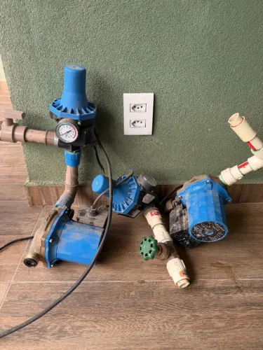 2 Pressurizadores Hidrax HR-150B 220V - Água Quente e Água Fria - Funcionando