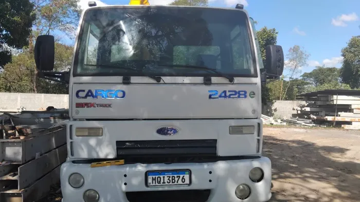 Ford Cargo 2428e com Guindaste Madal 43607
