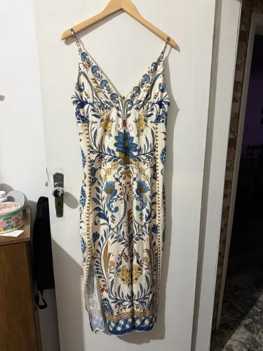 Vestido farm gg  com fenda nas Laterais.