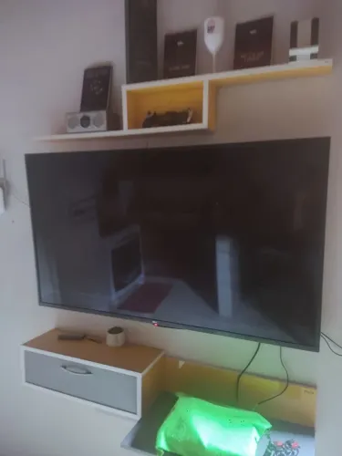 É uma Smart TV LG 4K UHD de 55", com resolução 3840 × 2160