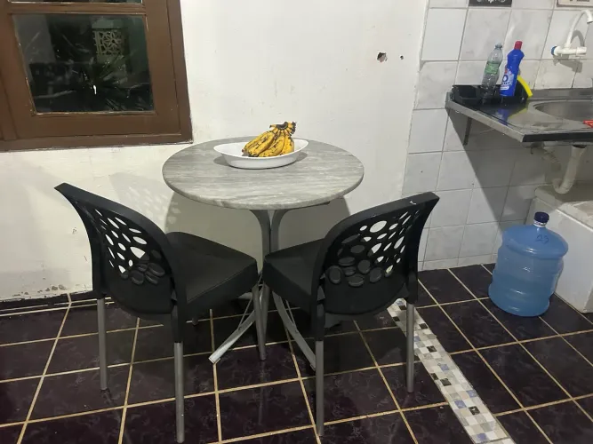 Mesa de mármore com 2 cadeiras