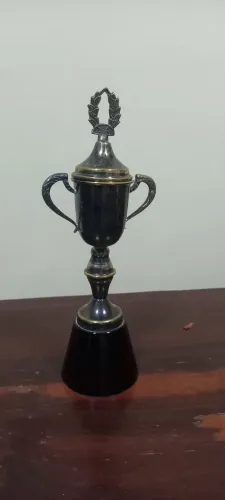 Troféu pequeno antigo 