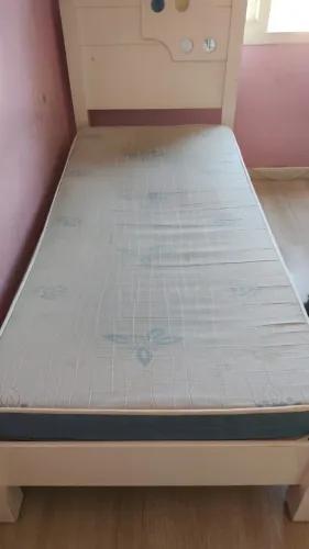Cama de Solteiro Branca com Colchão | Estrado de Madeira