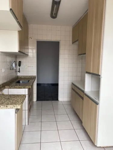 Apartamento espaçoso - dois dormitórios - bem localizado