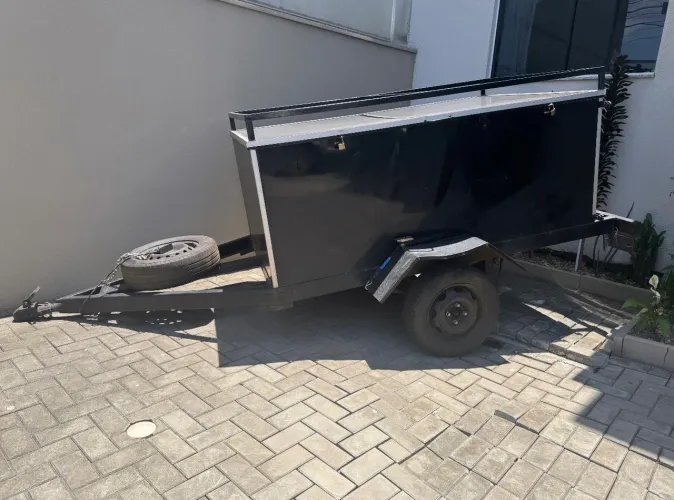 Carretinha baú fechada, excelente!!