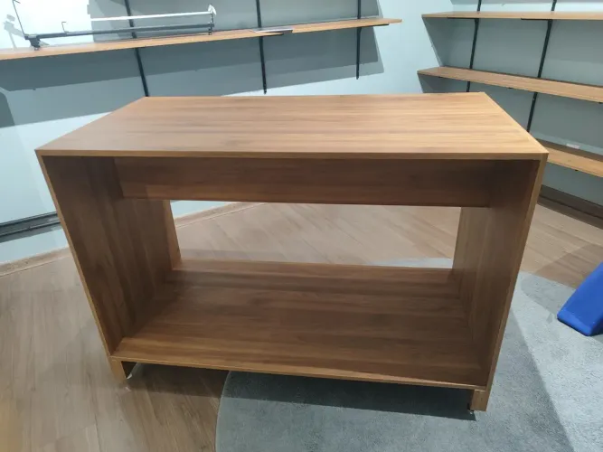 Balcão comercial em MDF com rodízios