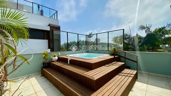 Cobertura 2 dormitórios com 180m² privativos 2 vagas de garagem no bairro Canasvieiras