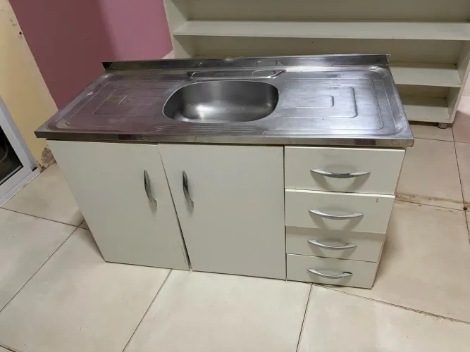 Armário de cozinha com pia