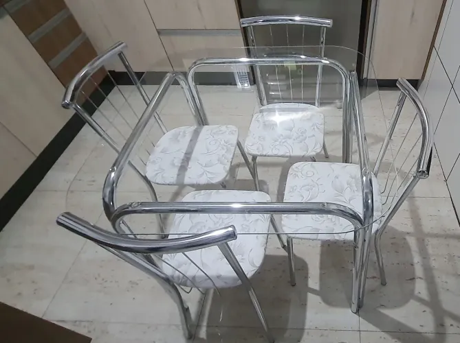 Mesa de vidro com 4 cadeiras cromadas - ótimo estado