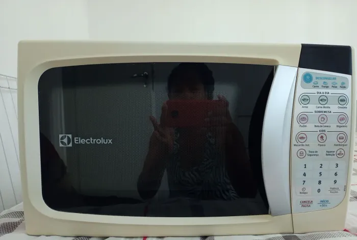 Microondas Eletrolux funcionando