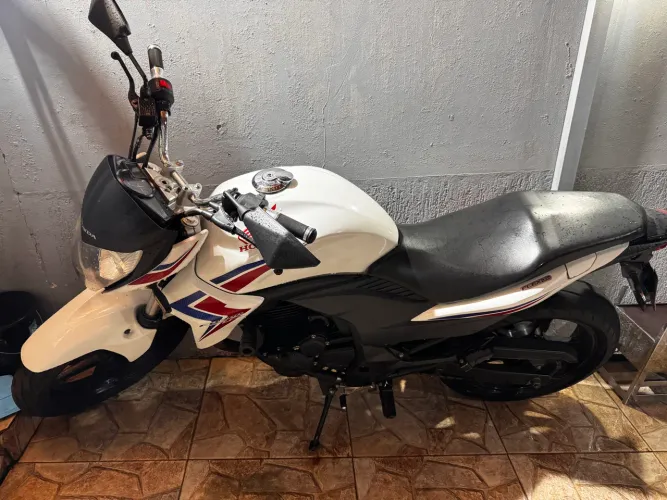 CB300 Edição capitão América